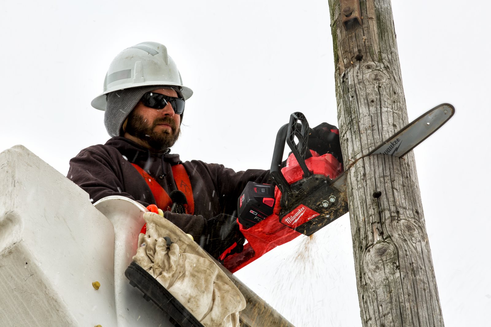 Fierăstrău cu lanț 35 cm M18 FUEL Milwaukee M18 FCHS35-0 - in utilizare 3