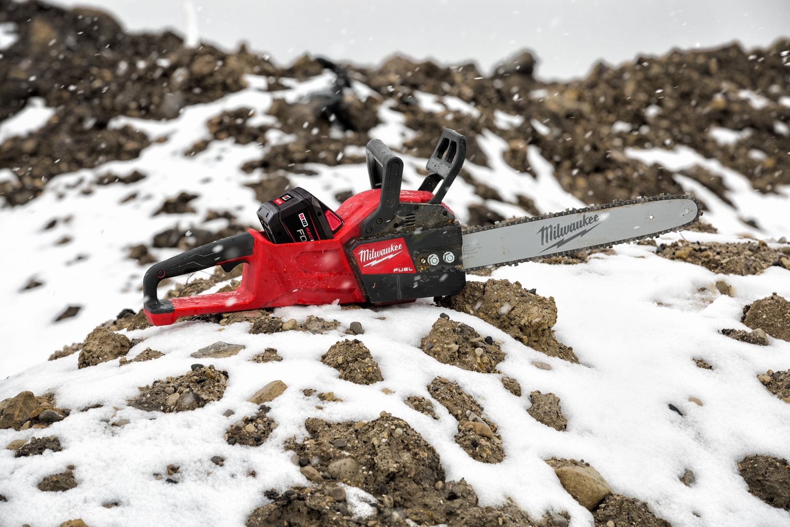 Fierăstrău cu lanț 35 cm M18 FUEL Milwaukee M18 FCHS35-0 - in utilizare 4