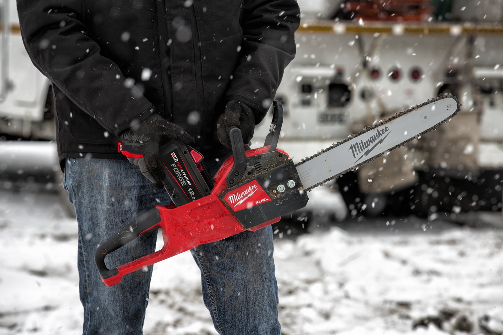 Fierăstrău cu lanț 35 cm M18 FUEL Milwaukee M18 FCHS35-0 - in utilizare 5