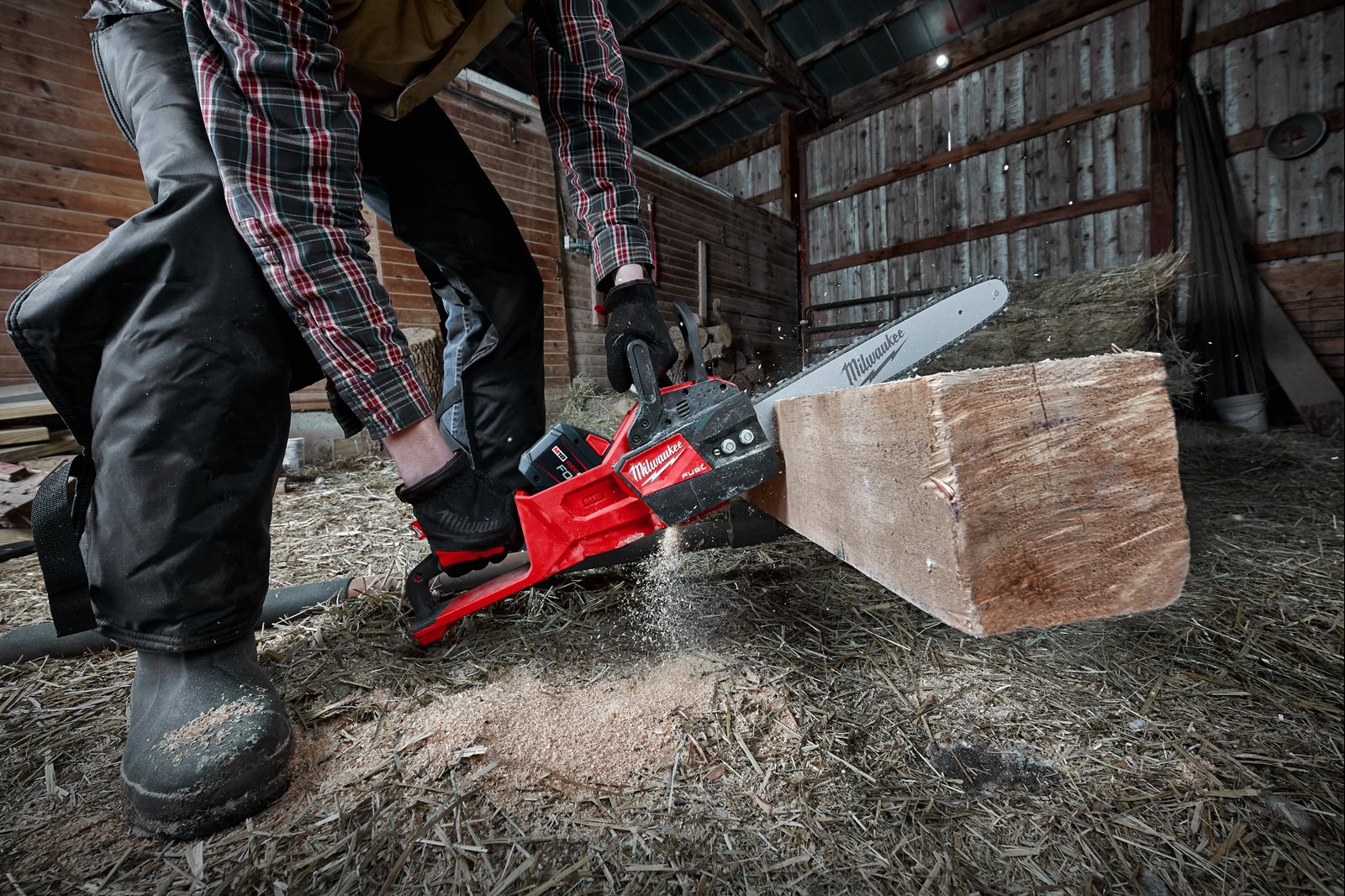 Fierăstrău cu lanț 35 cm M18 FUEL Milwaukee M18 FCHS35-0 - in utilizare 6