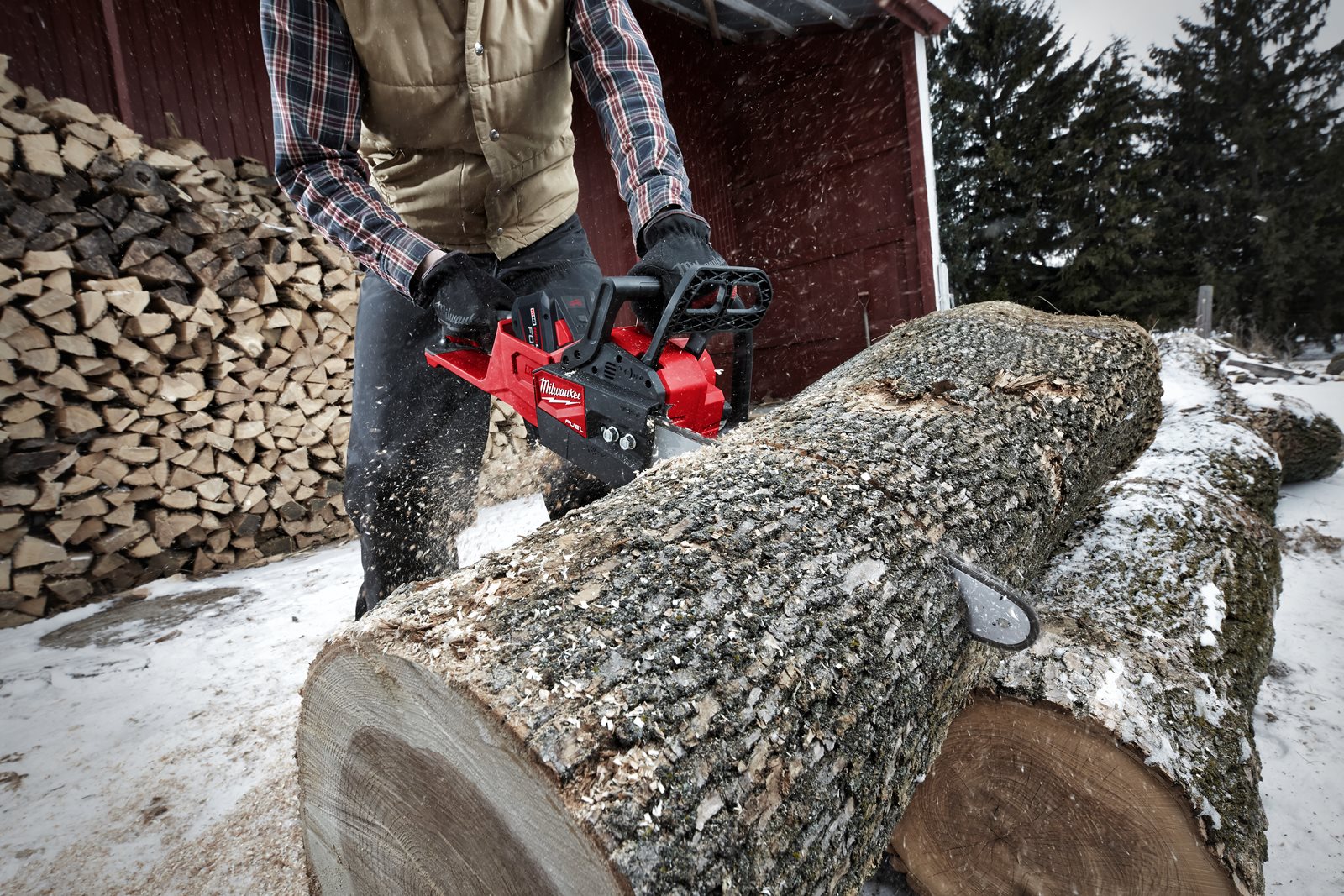 Fierăstrău cu lanț 35 cm M18 FUEL Milwaukee M18 FCHS35-0 - in utilizare 7