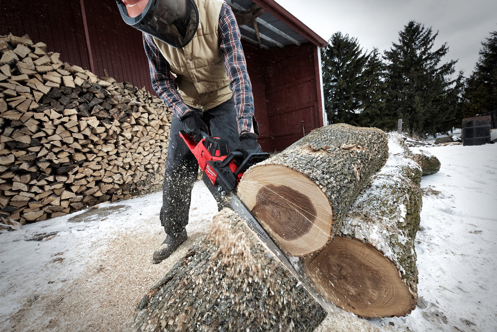 Fierăstrău cu lanț 35 cm M18 FUEL Milwaukee M18 FCHS35-0 - in utilizare 8