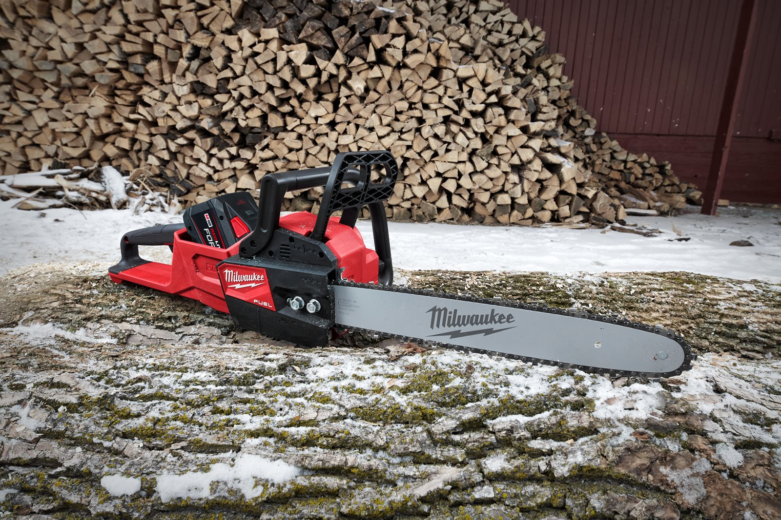 Fierăstrău cu lanț 35 cm M18 FUEL Milwaukee M18 FCHS35-0 - in utilizare 9