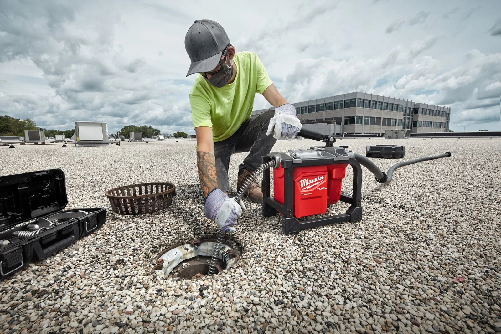 Mașină modulară compactă de desfundat canalizări M18 FUEL Milwaukee M18 FCSSM-0 - in utilizare 1