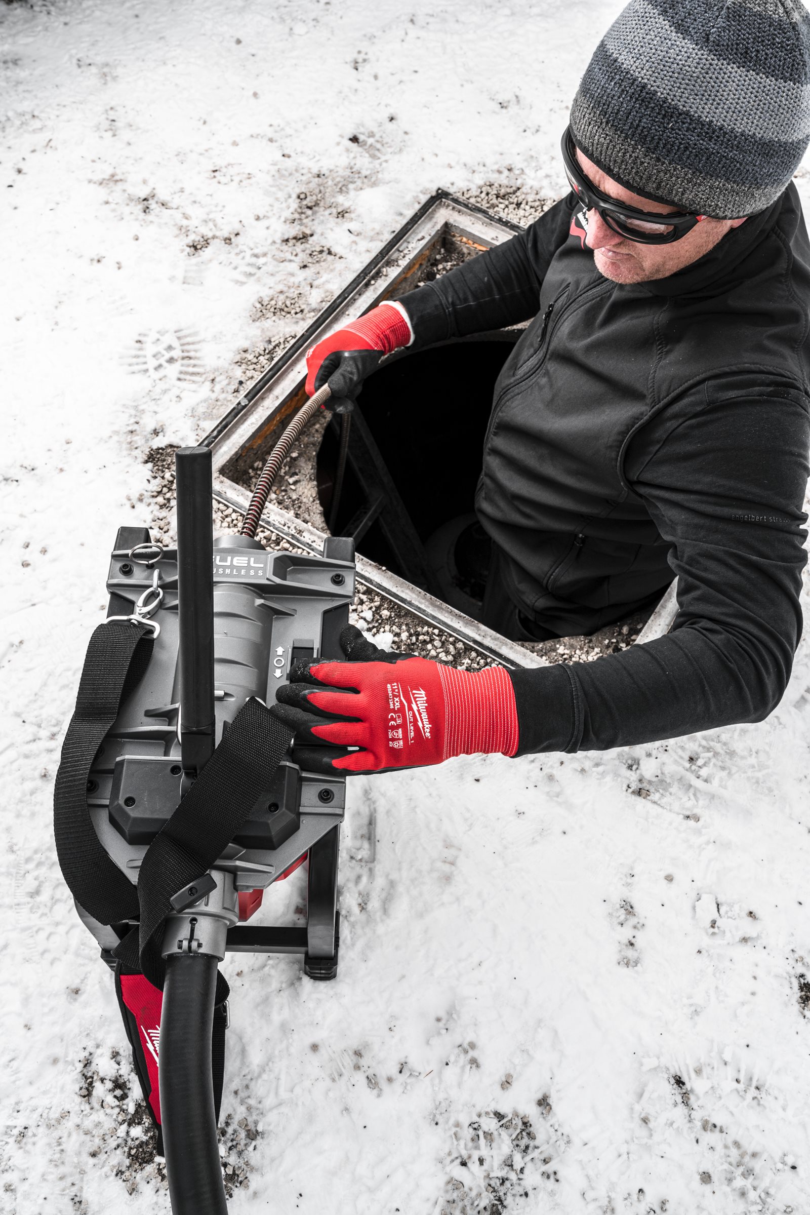 Mașină modulară compactă de desfundat canalizări M18 FUEL Milwaukee M18 FCSSM-0 - in utilizare 12