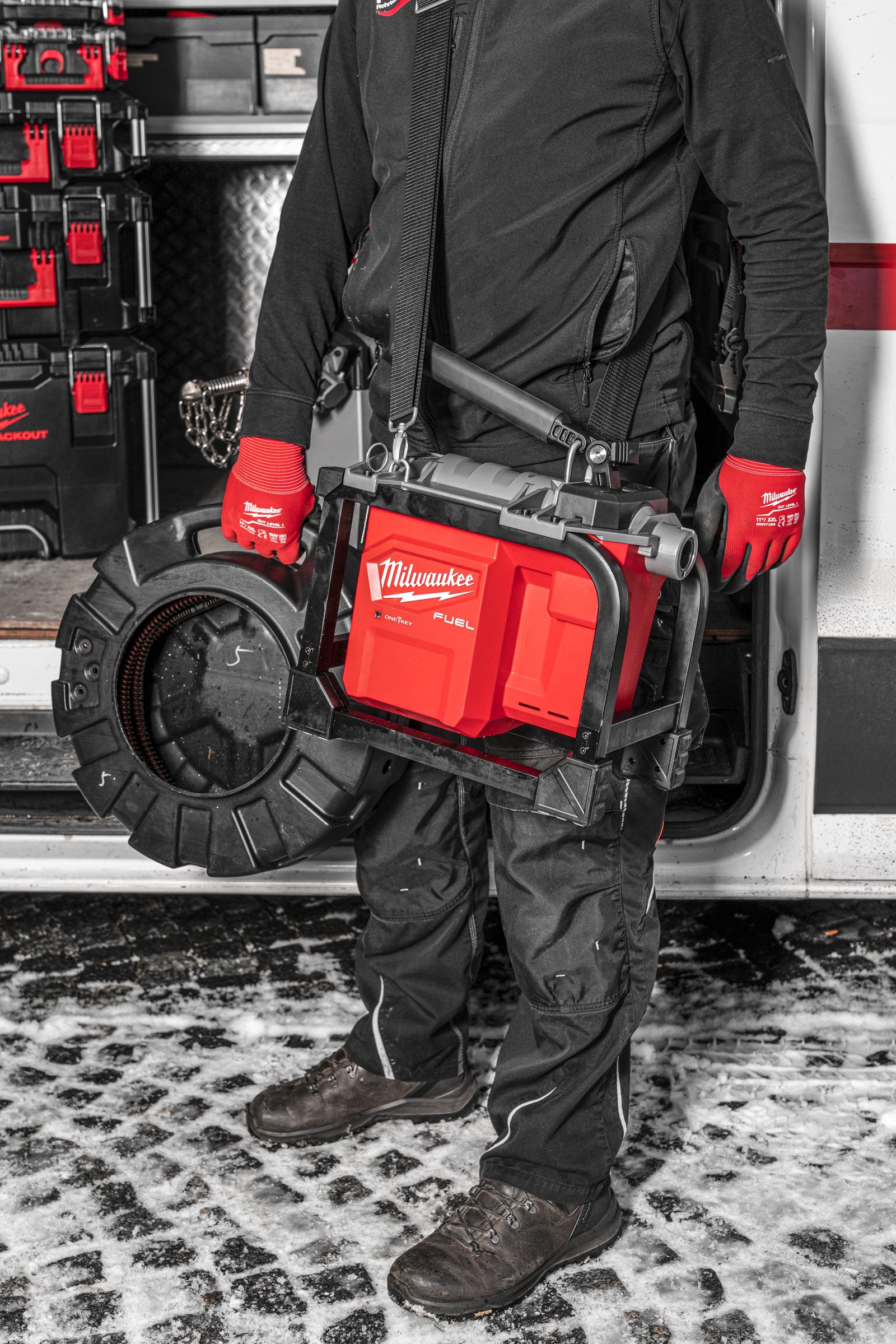 Mașină modulară compactă de desfundat canalizări M18 FUEL Milwaukee M18 FCSSM-0 - in utilizare 14