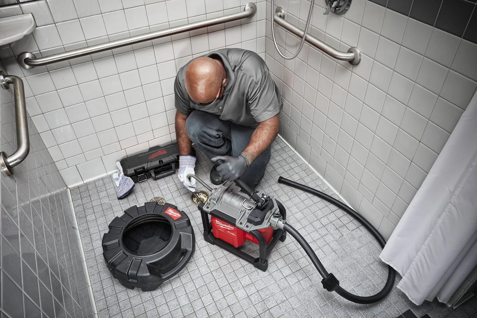Mașină modulară compactă de desfundat canalizări M18 FUEL Milwaukee M18 FCSSM-0 - in utilizare 3