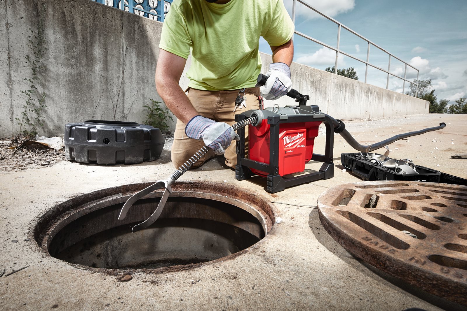 Mașină modulară compactă de desfundat canalizări M18 FUEL Milwaukee M18 FCSSM-0 - in utilizare 4