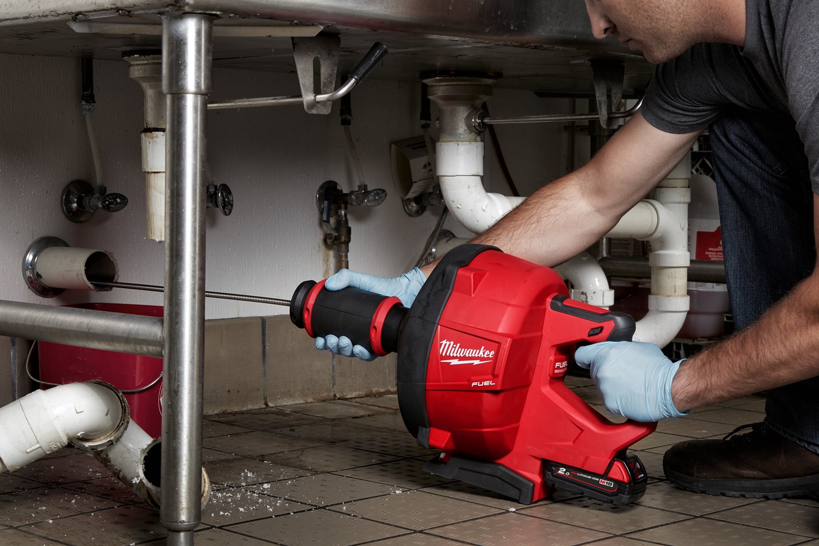 Mașină desfundat țevi M18 FUEL - alimentare 10 mm Milwaukee M18 FDCPF10-0C - in utilizare 1