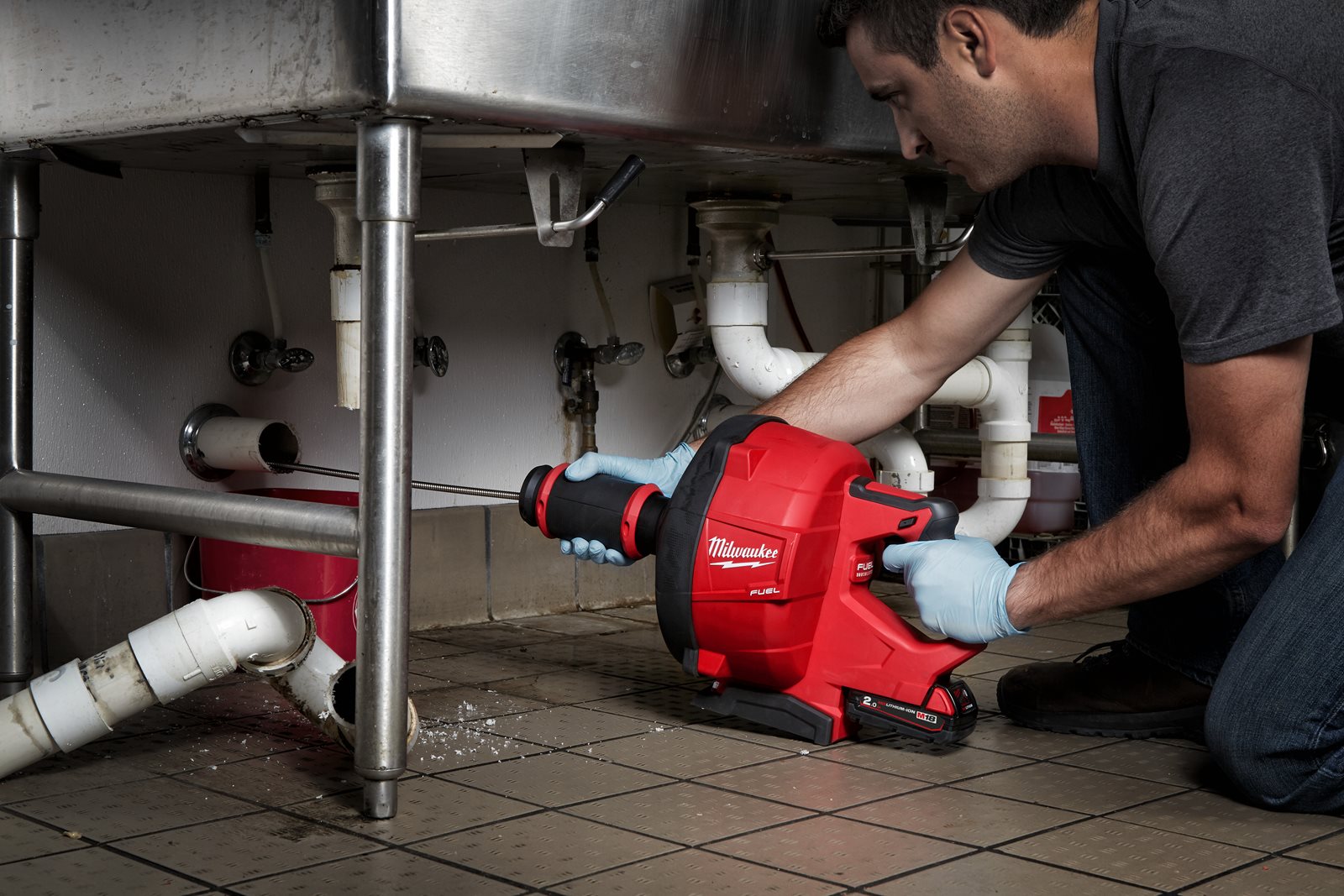 Mașină desfundat țevi M18 FUEL - alimentare 10 mm Milwaukee M18 FDCPF10-0C - in utilizare 2
