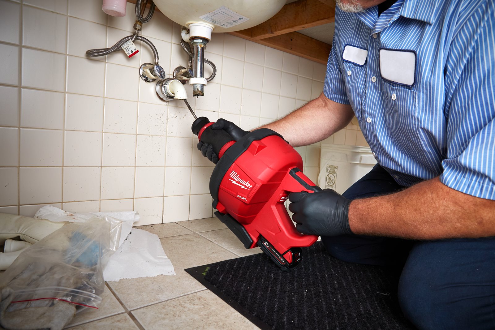 Mașină desfundat țevi M18 FUEL - alimentare 10 mm Milwaukee M18 FDCPF10-0C - in utilizare 4