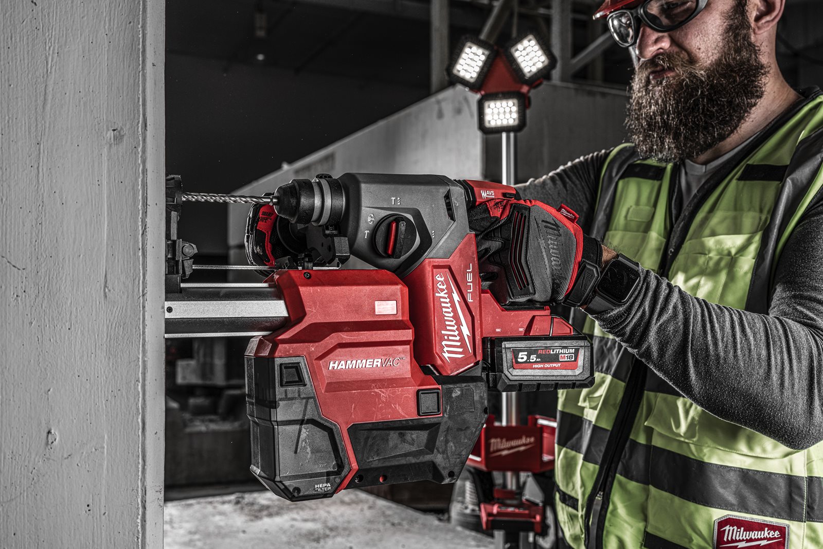 Extractor praf M18 FUEL AUTOPULSE pentru ciocanele rotopercutoare SDS-plus 26 mm Milwaukee M18 FDDEXL-0 - in utilizare 1