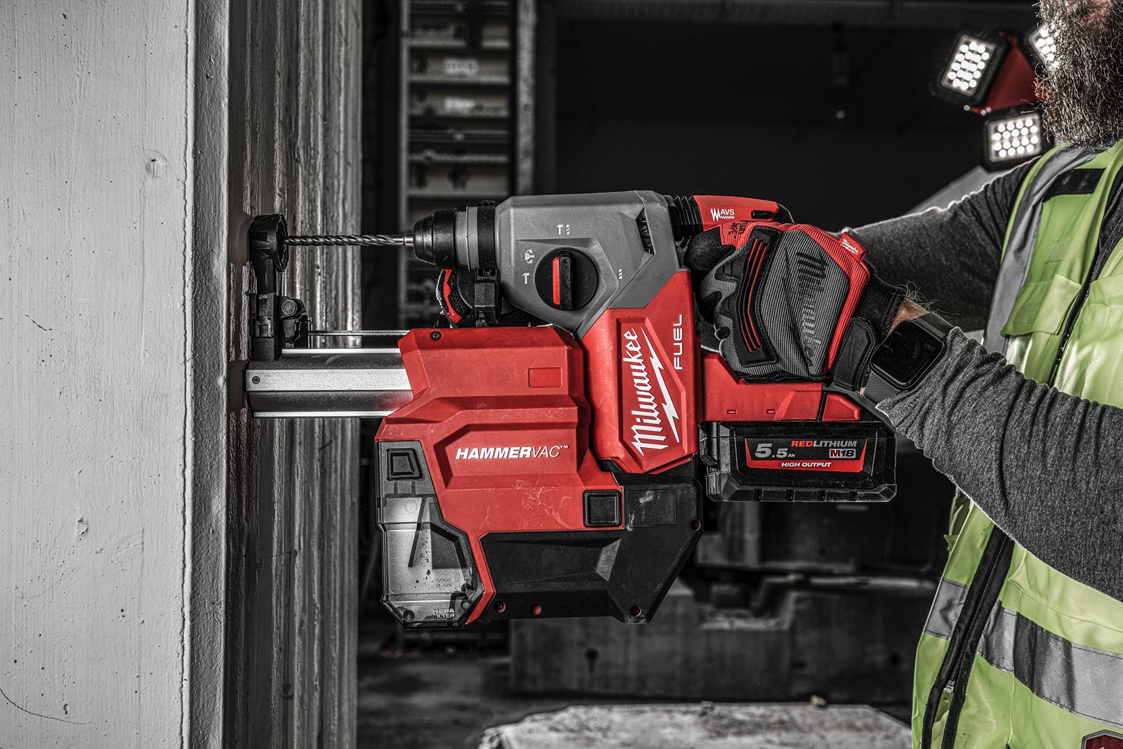 Extractor praf M18 FUEL AUTOPULSE pentru ciocanele rotopercutoare SDS-plus 26 mm Milwaukee M18 FDDEXL-0 - in utilizare 2