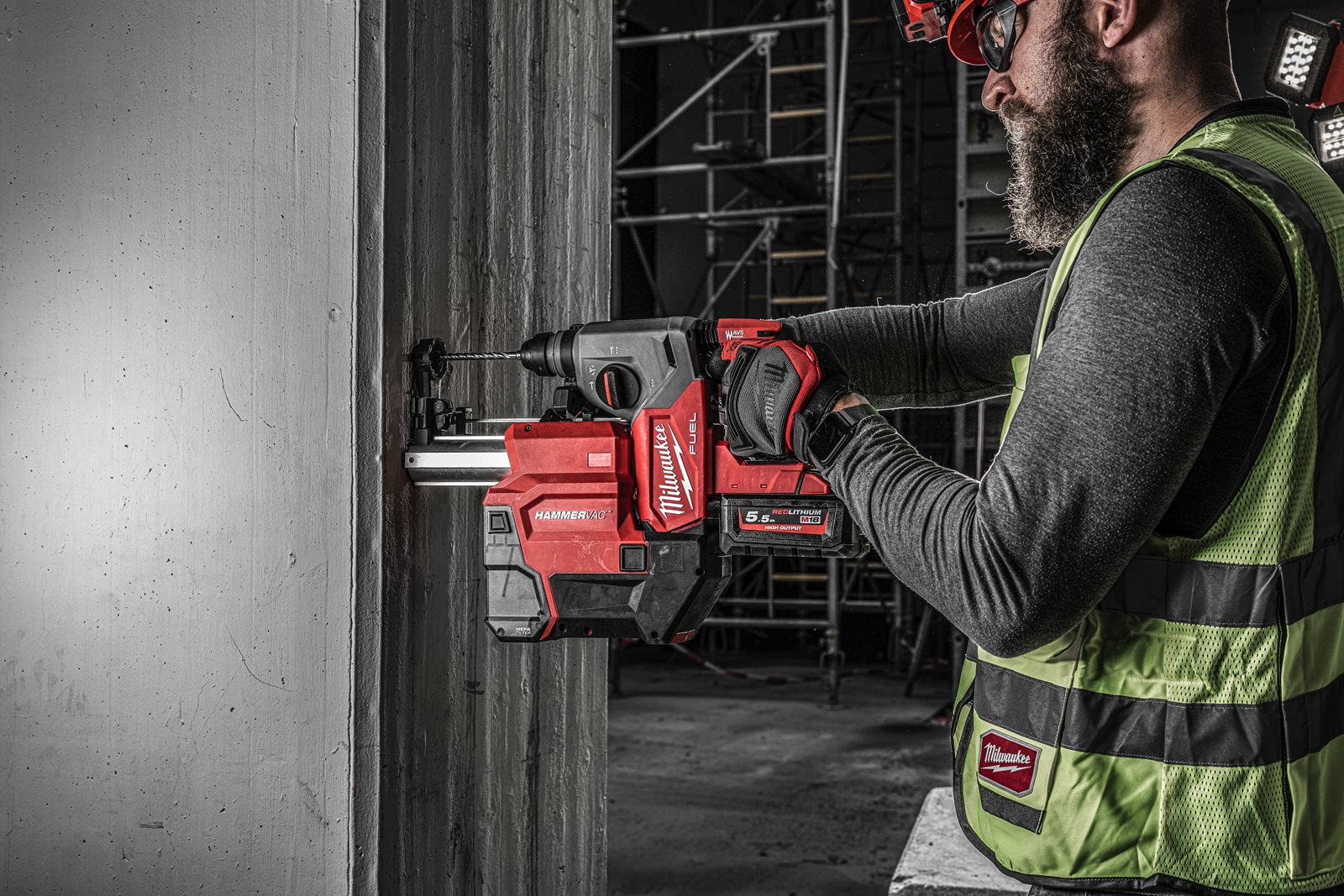 Extractor praf M18 FUEL AUTOPULSE pentru ciocanele rotopercutoare SDS-plus 26 mm Milwaukee M18 FDDEXL-0 - in utilizare 3