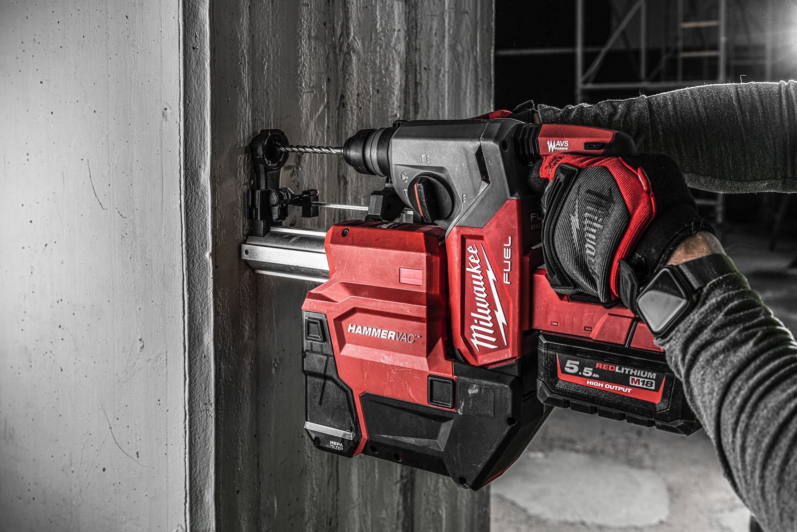Extractor praf M18 FUEL AUTOPULSE pentru ciocanele rotopercutoare SDS-plus 26 mm Milwaukee M18 FDDEXL-0 - in utilizare 4
