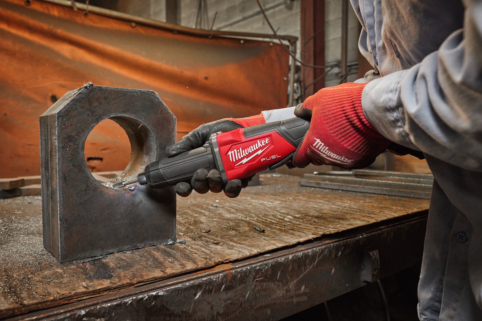 Polizor drept M18 FUEL ONE-KEY cu viteză variabilă și comutator tip clapetă Milwaukee M18 FDGROVPDB-0X - in utilizare 1