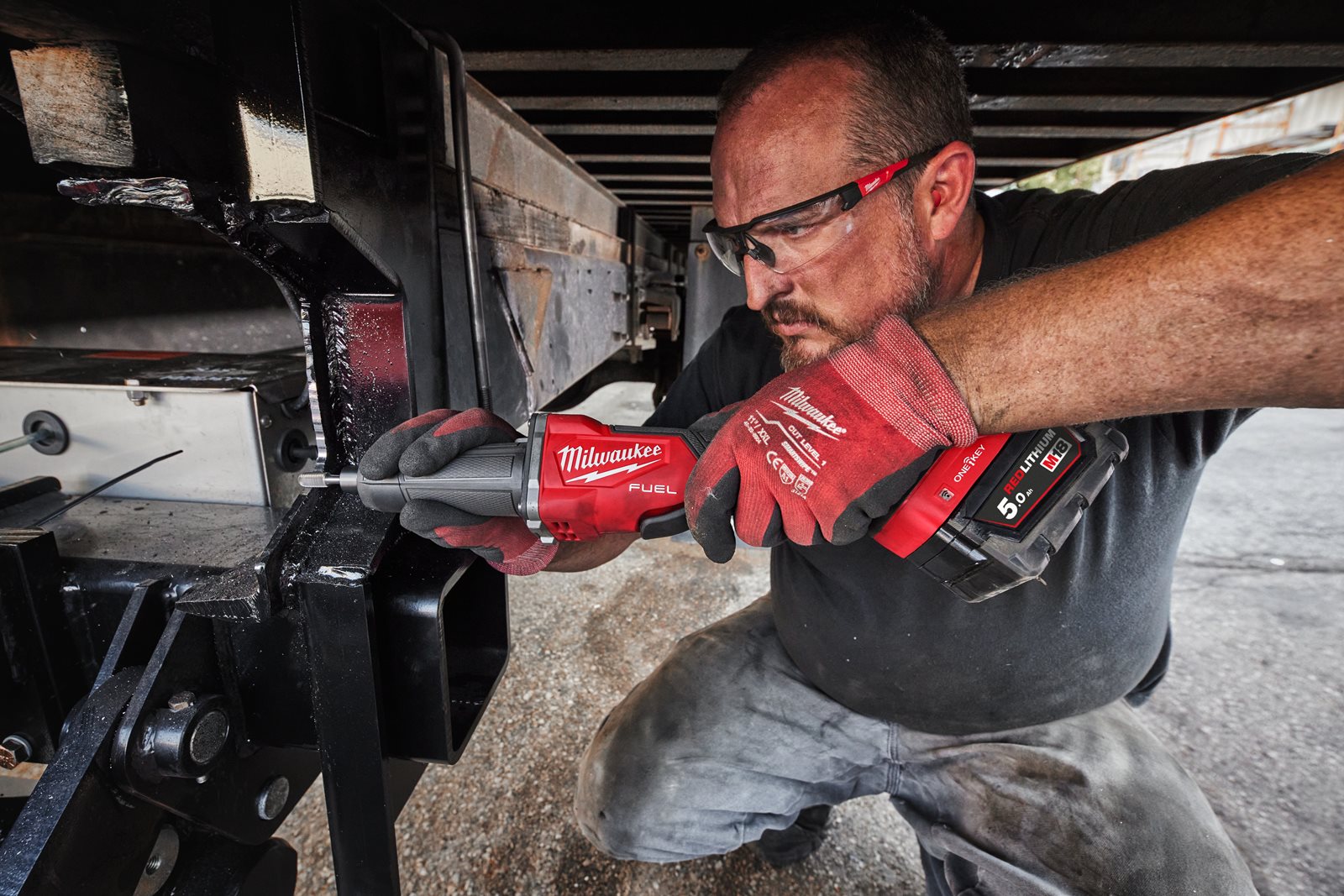Polizor drept M18 FUEL ONE-KEY cu viteză variabilă și comutator tip clapetă Milwaukee M18 FDGROVPDB-0X - in utilizare 10