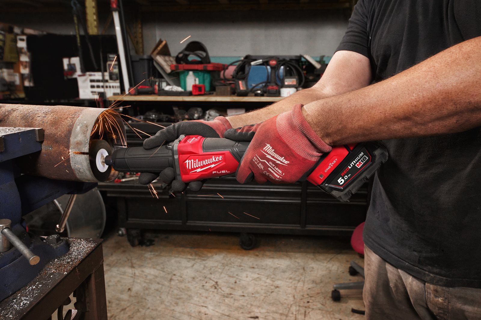 Polizor drept M18 FUEL ONE-KEY cu viteză variabilă și comutator tip clapetă Milwaukee M18 FDGROVPDB-0X - in utilizare 11