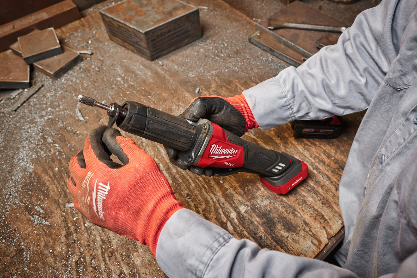 Polizor drept M18 FUEL ONE-KEY cu viteză variabilă și comutator tip clapetă Milwaukee M18 FDGROVPDB-0X - in utilizare 12