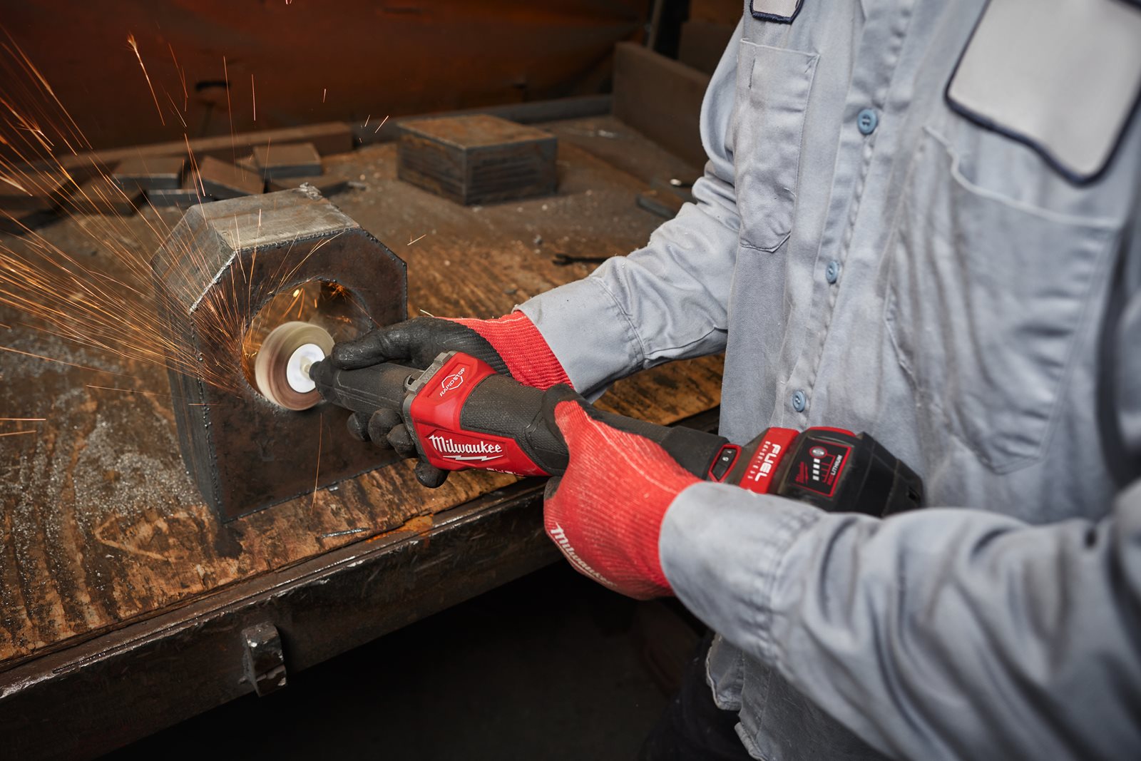Polizor drept M18 FUEL ONE-KEY cu viteză variabilă și comutator tip clapetă Milwaukee M18 FDGROVPDB-0X - in utilizare 2