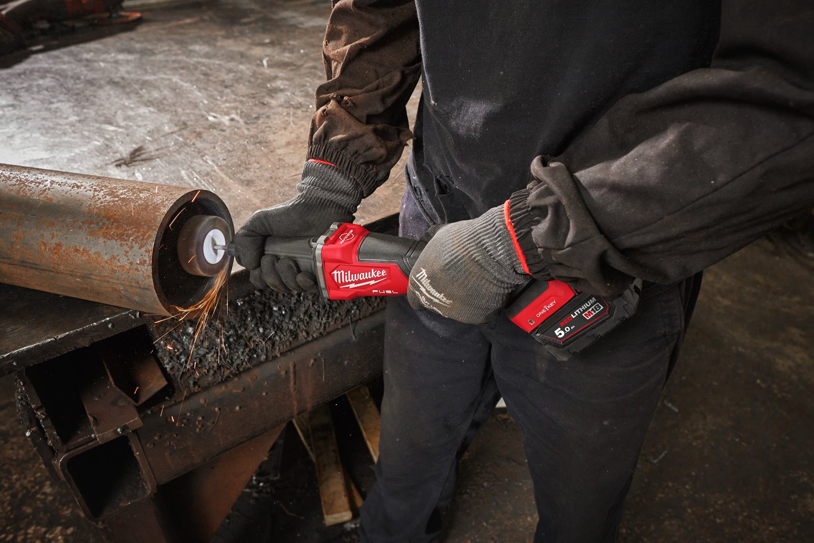Polizor drept M18 FUEL ONE-KEY cu viteză variabilă și comutator tip clapetă Milwaukee M18 FDGROVPDB-0X - in utilizare 3