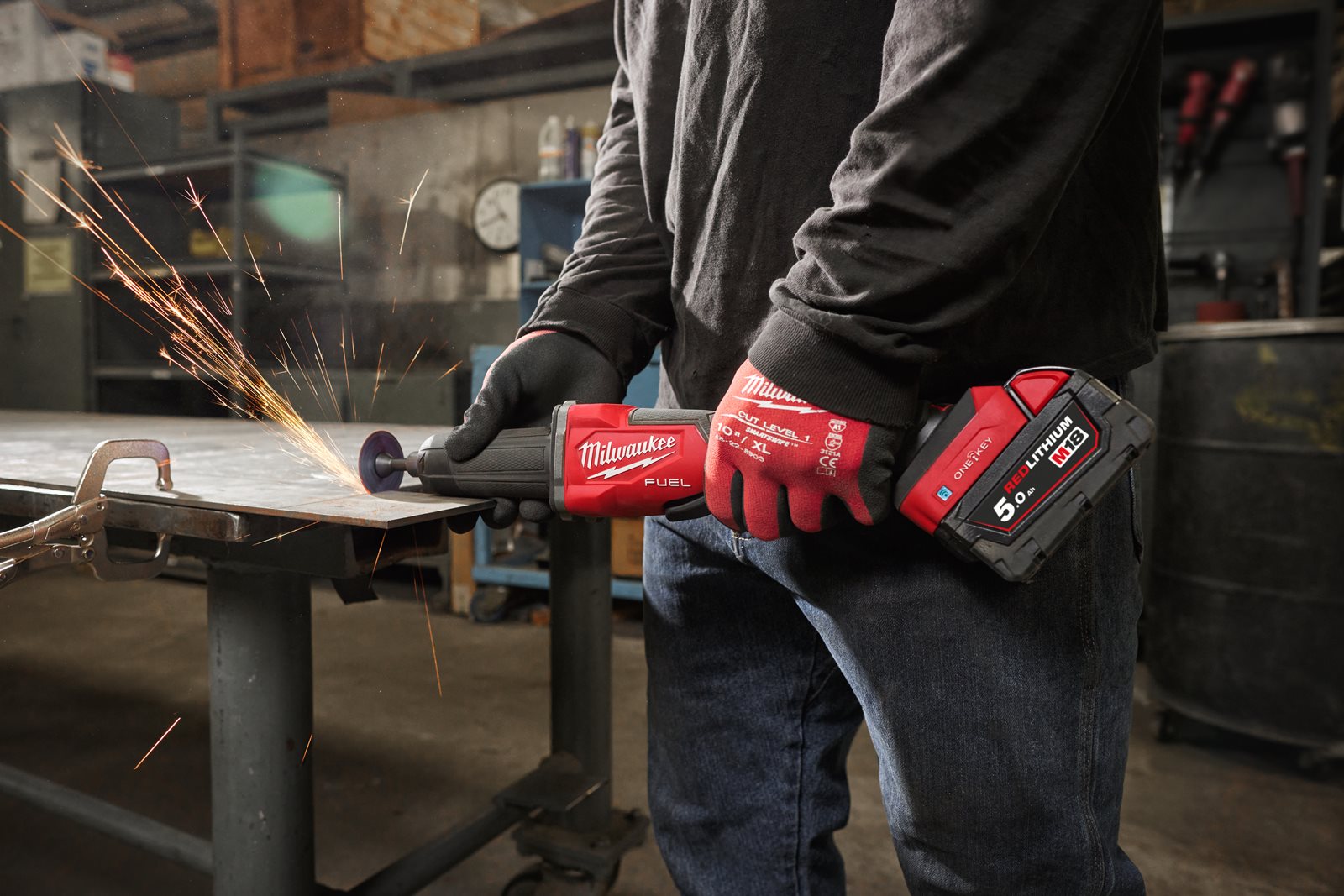 Polizor drept M18 FUEL ONE-KEY cu viteză variabilă și comutator tip clapetă Milwaukee M18 FDGROVPDB-0X - in utilizare 4