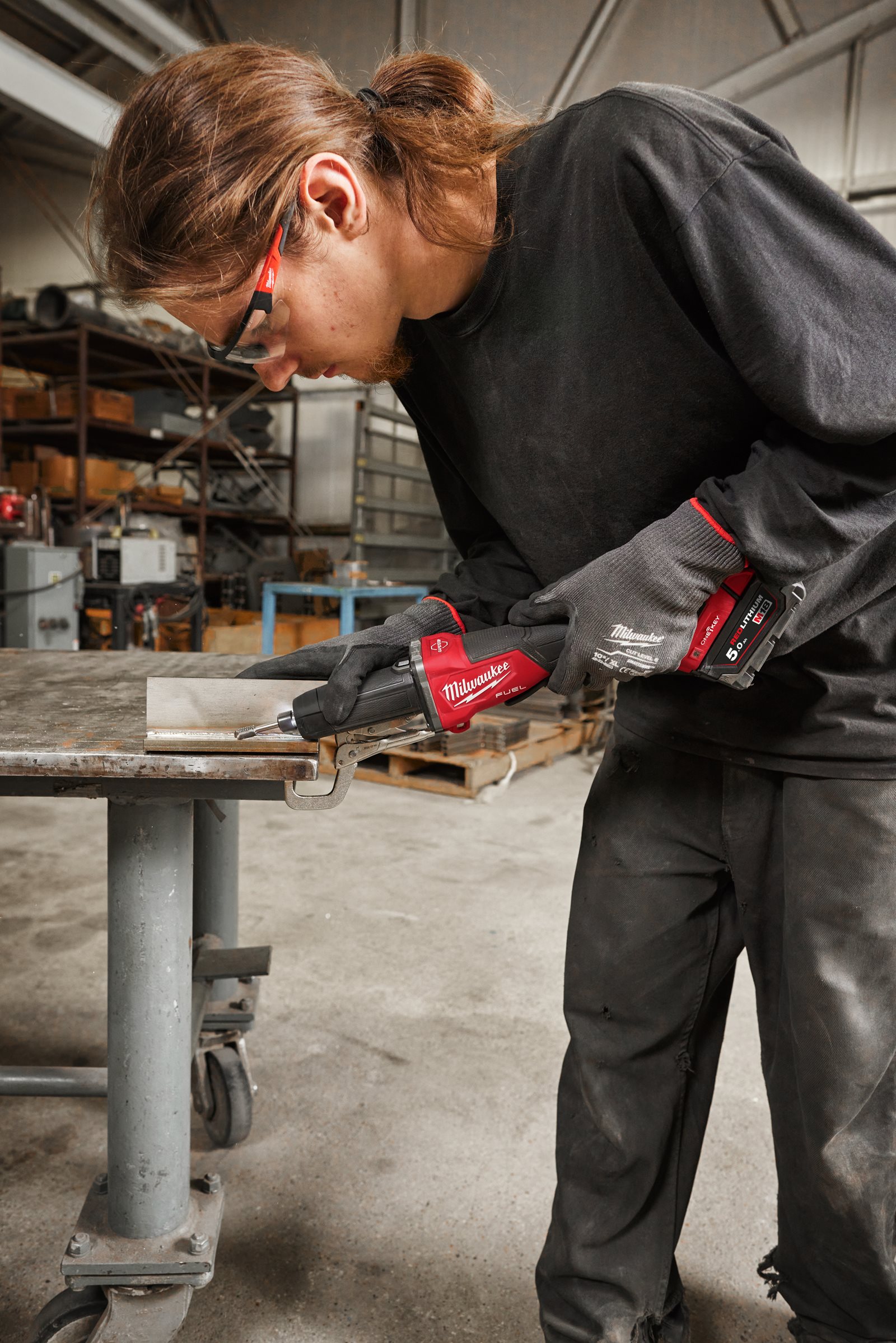 Polizor drept M18 FUEL ONE-KEY cu viteză variabilă și comutator tip clapetă Milwaukee M18 FDGROVPDB-0X - in utilizare 5