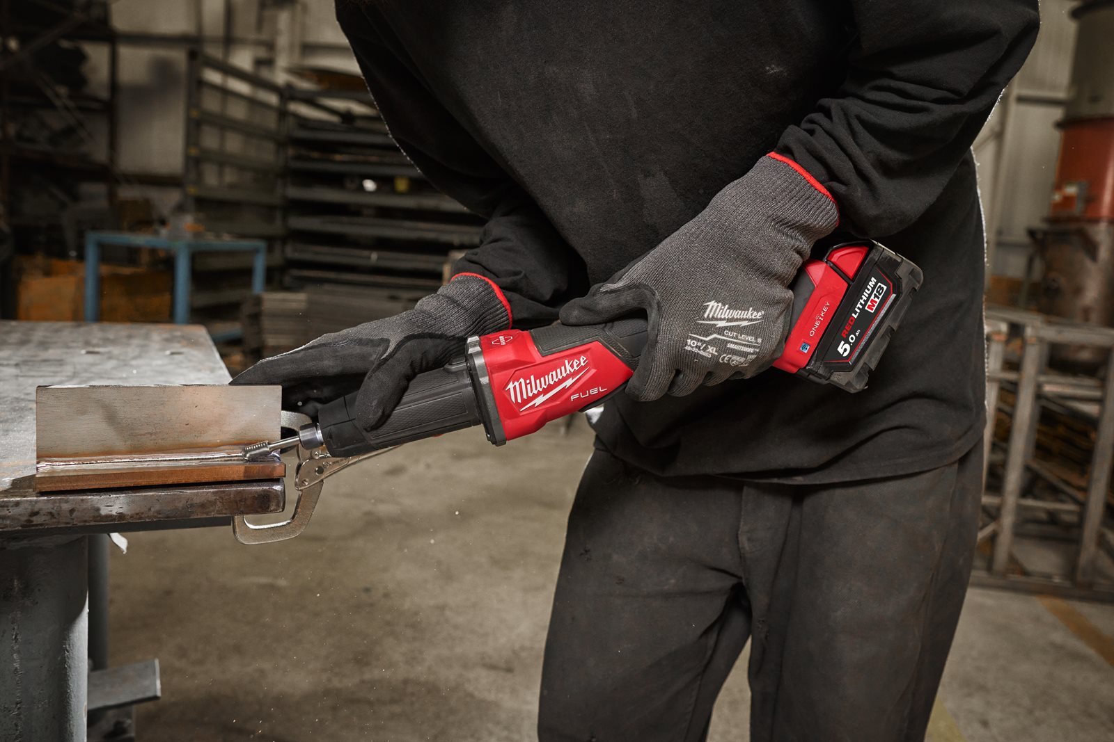 Polizor drept M18 FUEL ONE-KEY cu viteză variabilă și comutator tip clapetă Milwaukee M18 FDGROVPDB-0X - in utilizare 6