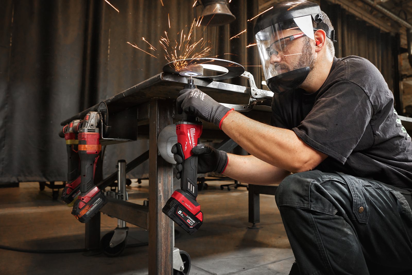 Polizor drept M18 FUEL ONE-KEY cu viteză variabilă și comutator tip clapetă Milwaukee M18 FDGROVPDB-0X - in utilizare 7