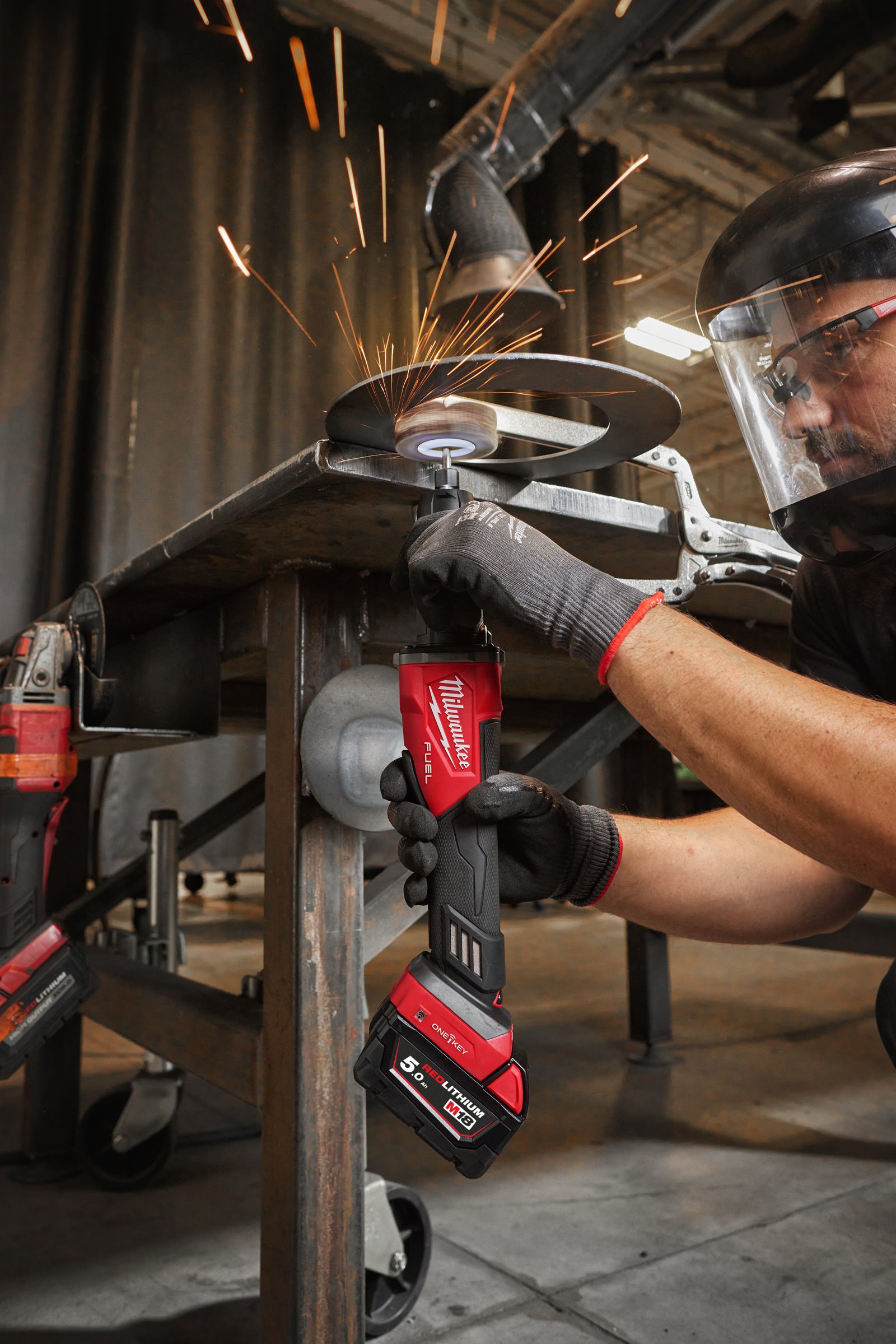 Polizor drept M18 FUEL ONE-KEY cu viteză variabilă și comutator tip clapetă Milwaukee M18 FDGROVPDB-0X - in utilizare 8