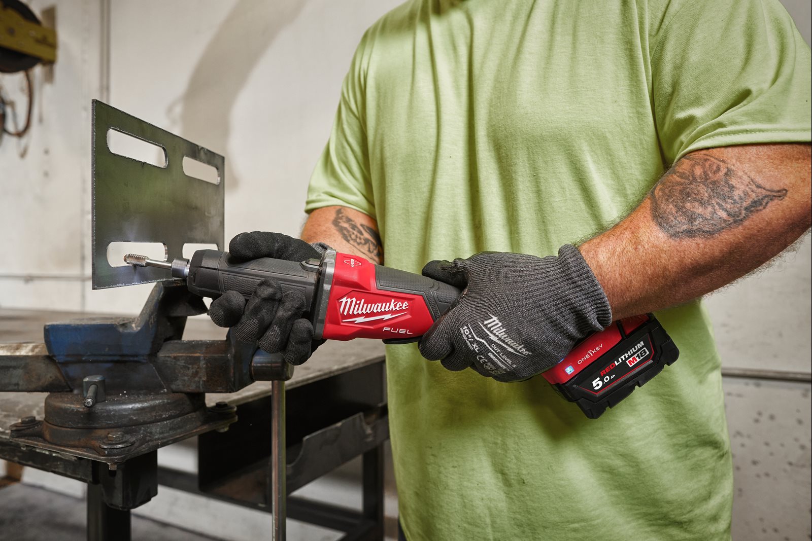 Polizor drept M18 FUEL ONE-KEY cu viteză variabilă și comutator tip clapetă Milwaukee M18 FDGROVPDB-0X - in utilizare 9