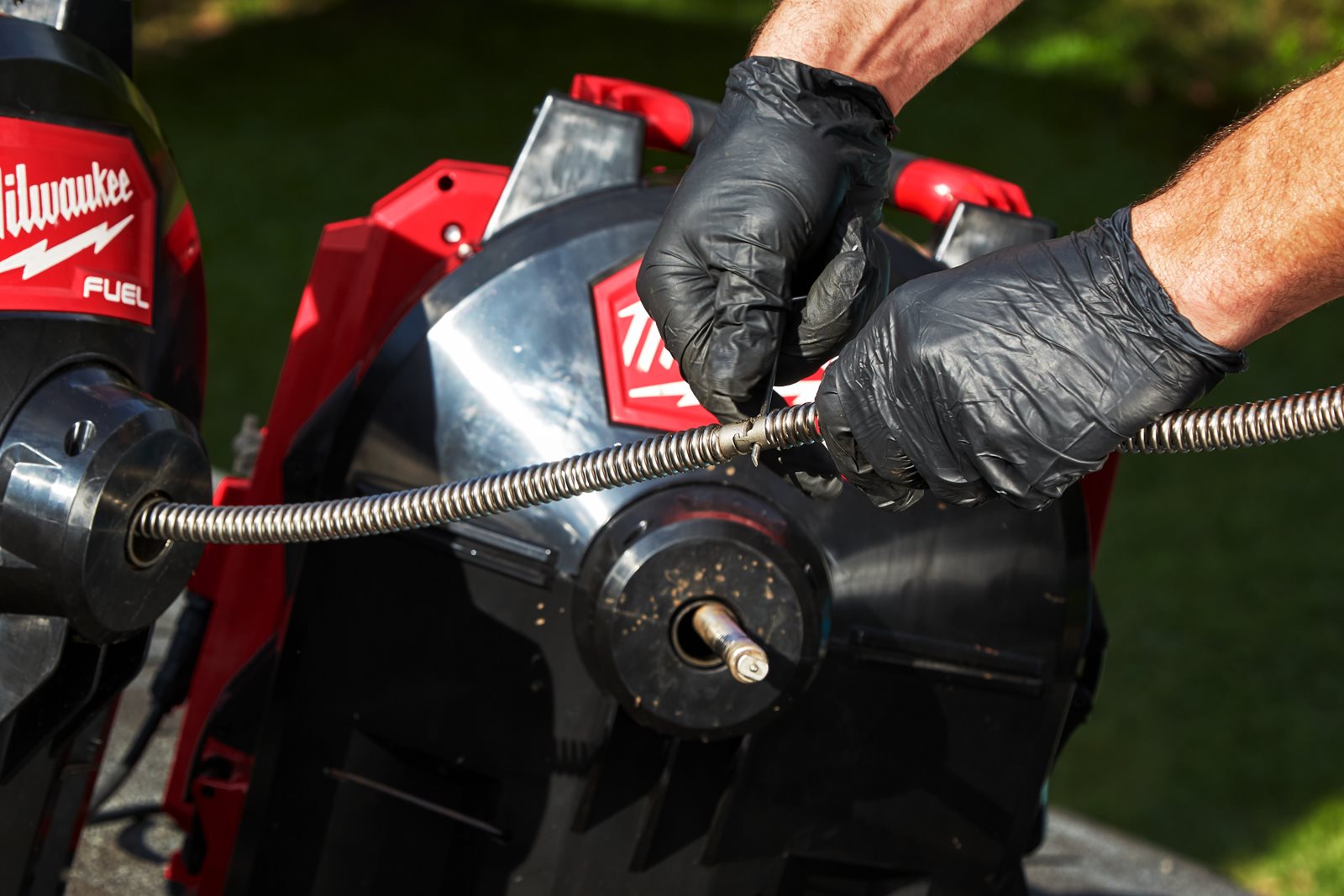 Mașină desfundat țevi autonomă 10 mm M18 FUEL Milwaukee M18 FFSDC10-0 - in utilizare 12