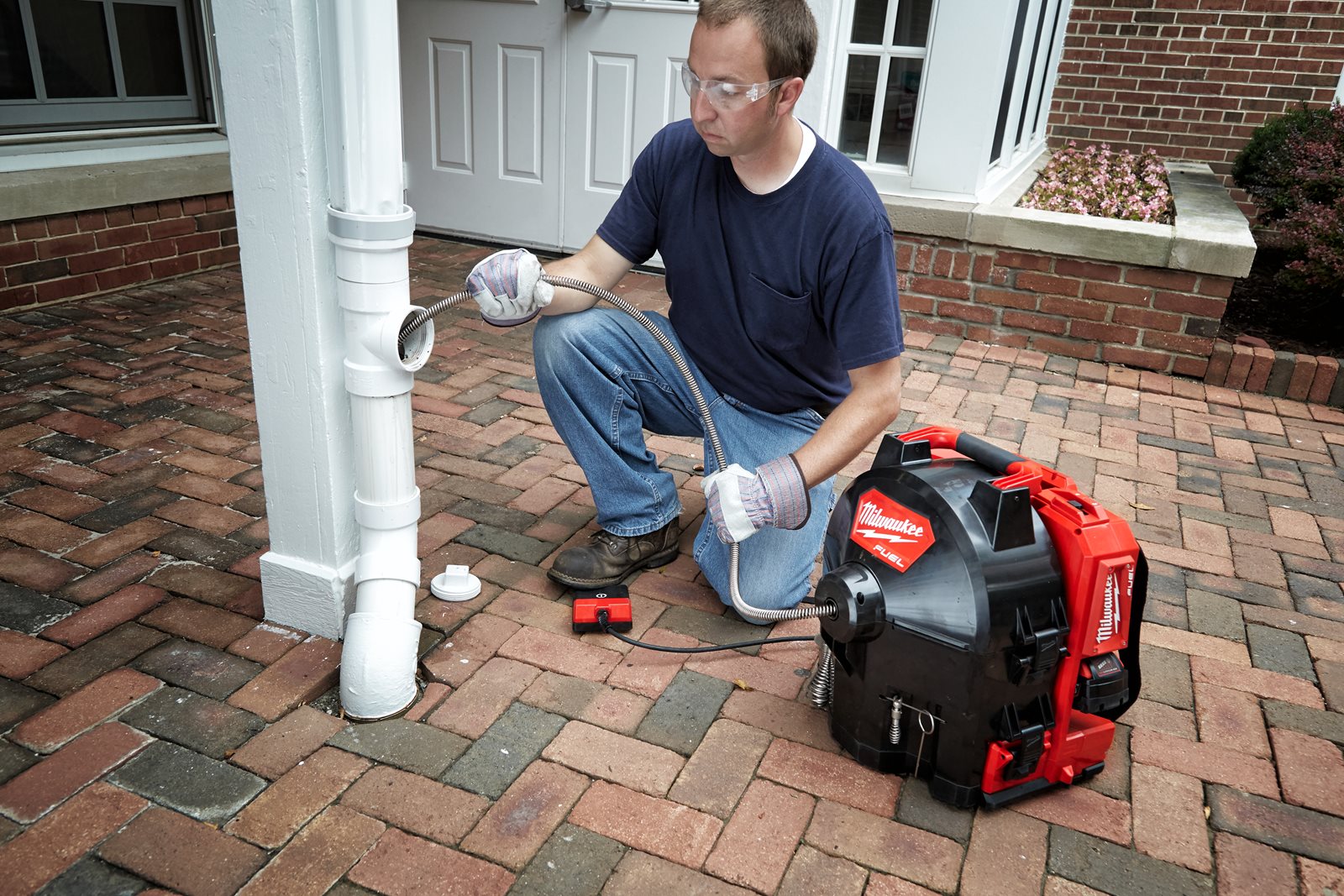 Mașină desfundat țevi autonomă 10 mm M18 FUEL Milwaukee M18 FFSDC10-0 - in utilizare 13