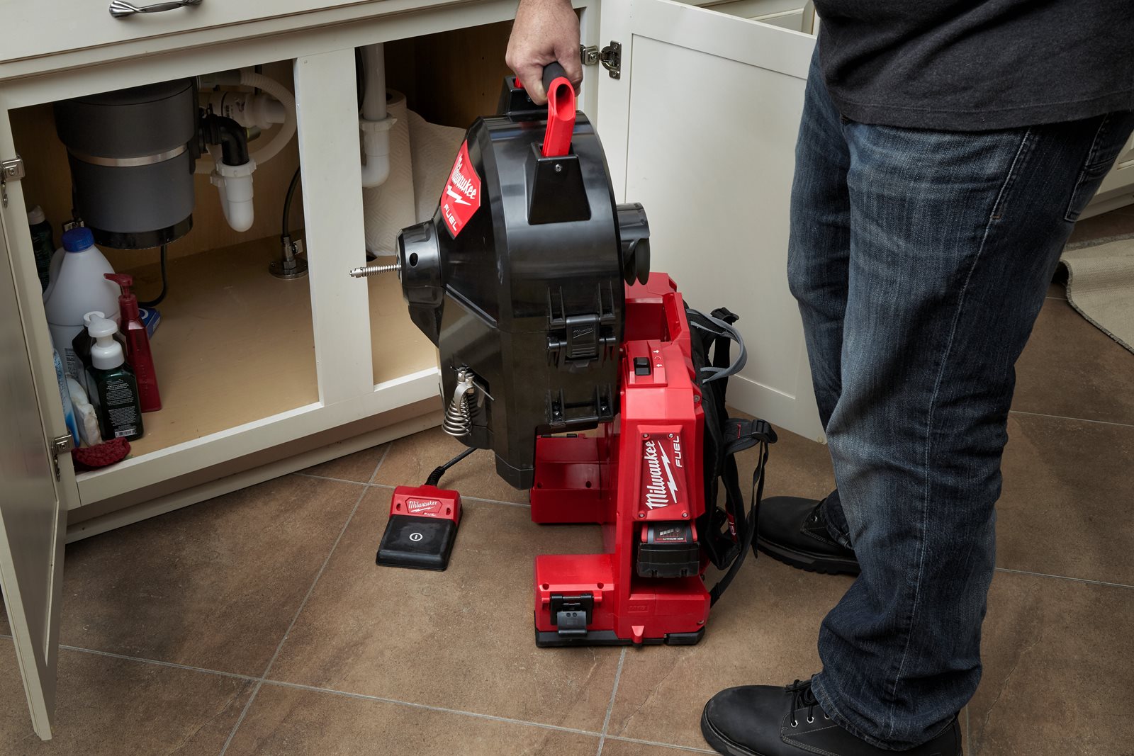 Mașină desfundat țevi autonomă 10 mm M18 FUEL Milwaukee M18 FFSDC10-0 - in utilizare 2