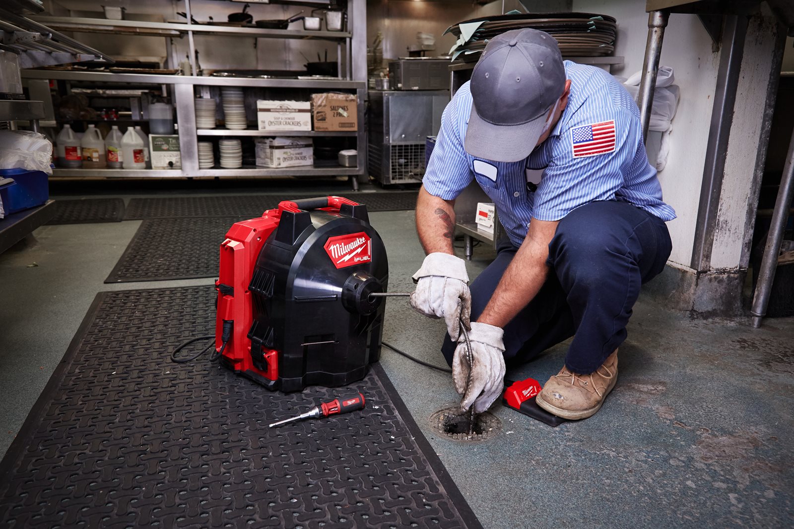Mașină desfundat țevi autonomă 16 mm M18 FUEL Milwaukee M18 FFSDC16-0 - in utilizare 4