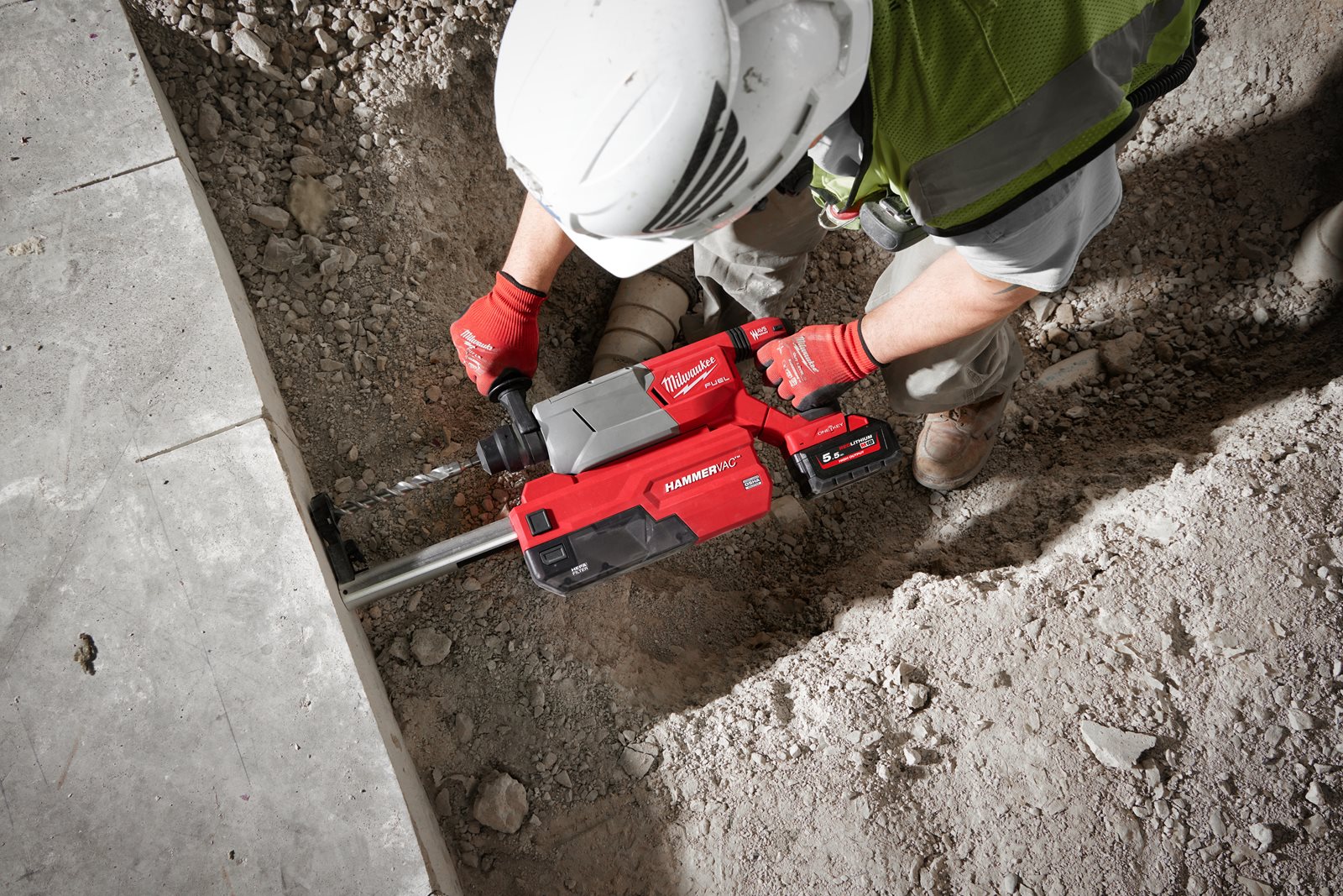Ciocan rotopercutor 32 mm SDS-Plus M18 FUEL ONE-KEY cu mâner D Milwaukee M18 FHACOD32-0C - in utilizare 4