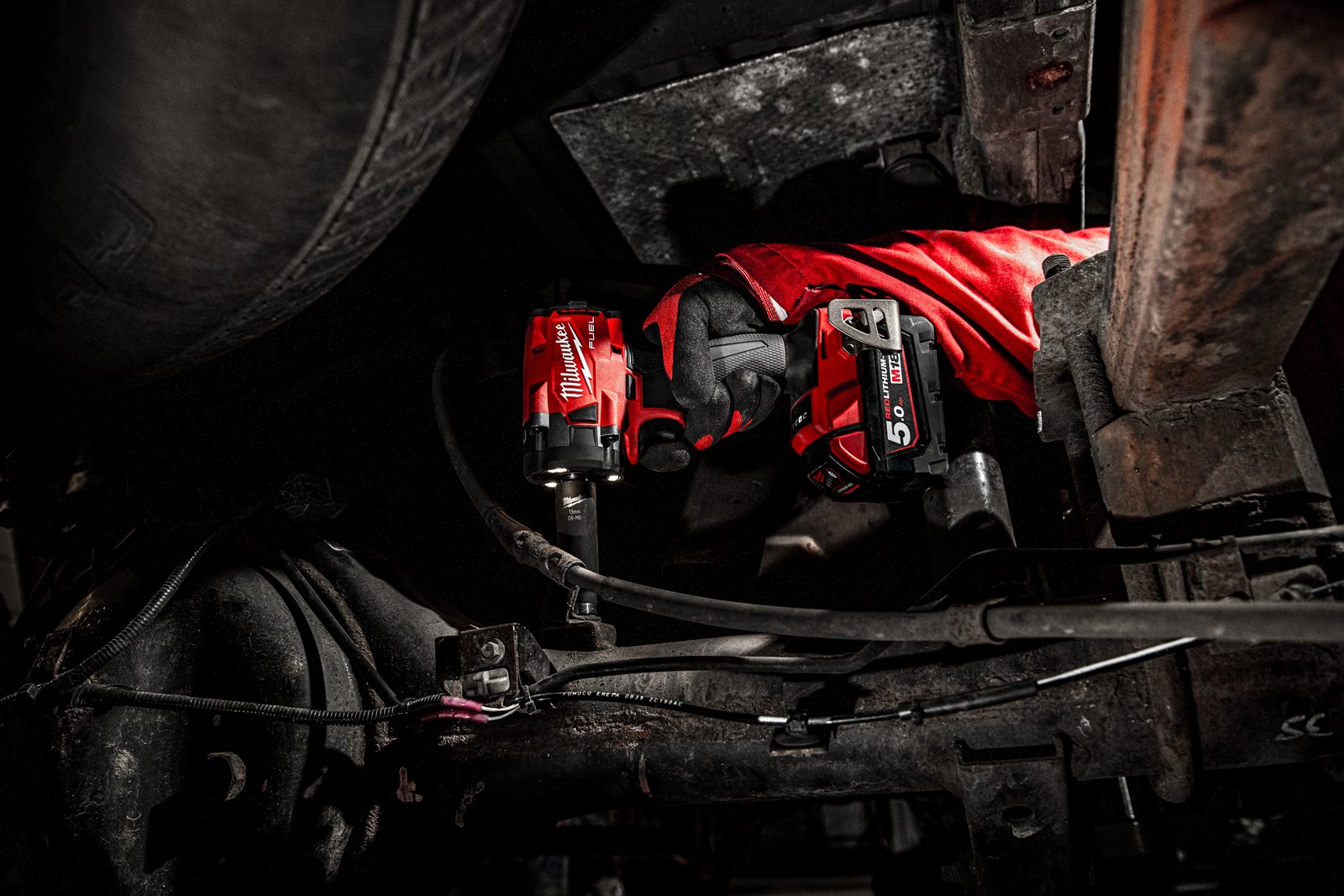 Cheie de impact 1/2" M18 FUEL compactă cu pin de blocare Milwaukee M18 FIW2P12-0X - in utilizare 10