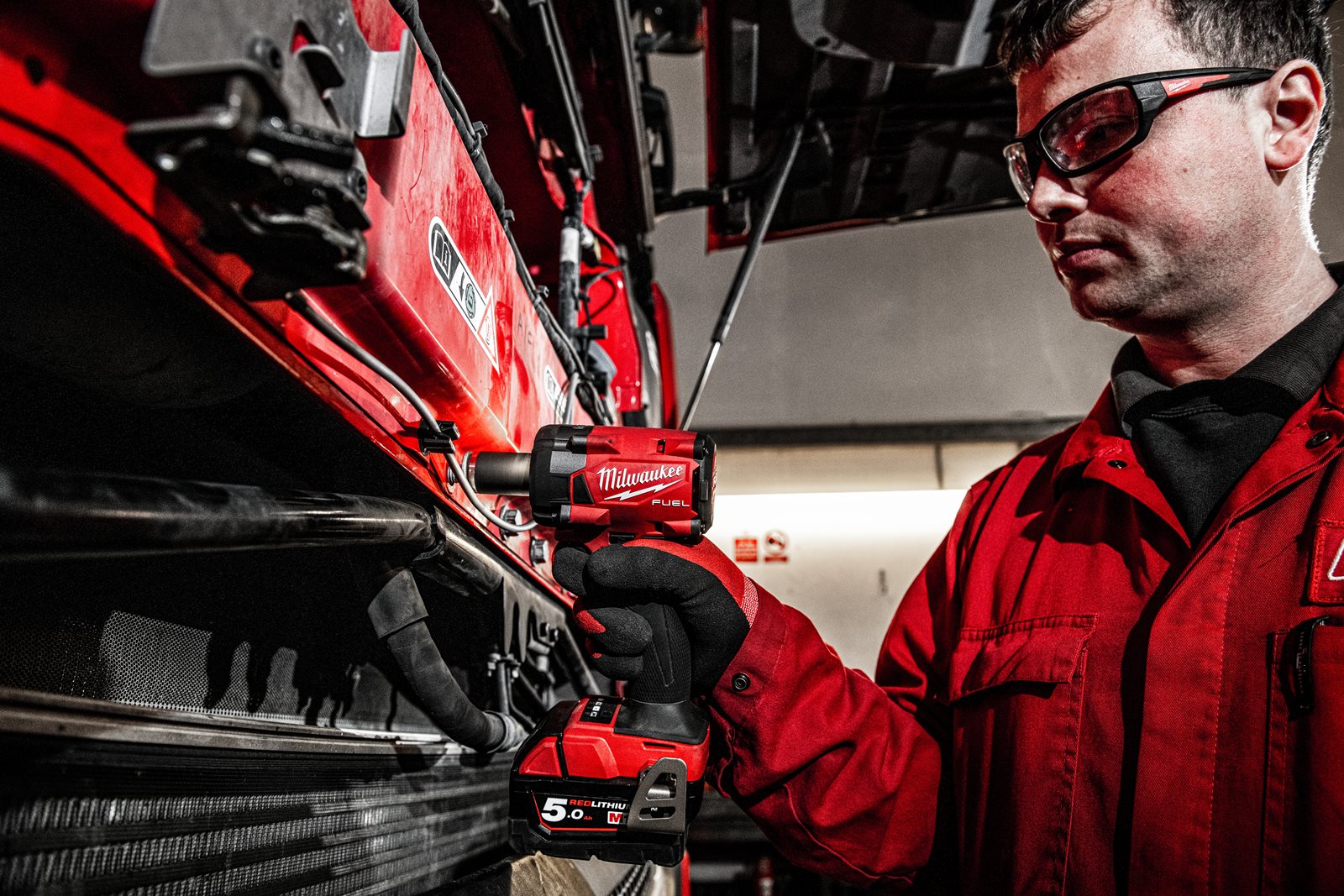 Cheie de impact 1/2" M18 FUEL compactă cu pin de blocare Milwaukee M18 FIW2P12-0X - in utilizare 11