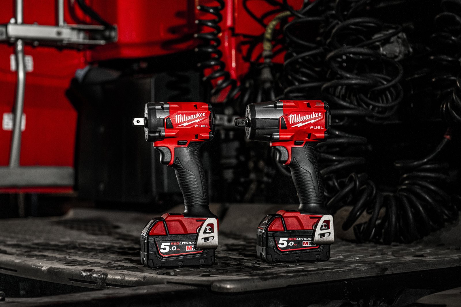Cheie de impact 1/2" M18 FUEL compactă cu pin de blocare Milwaukee M18 FIW2P12-0X - in utilizare 13