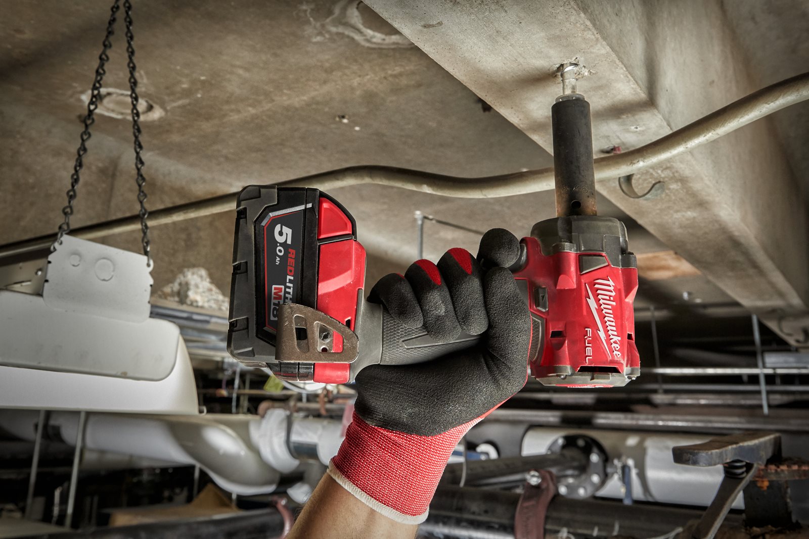 Cheie de impact 1/2" M18 FUEL compactă cu pin de blocare Milwaukee M18 FIW2P12-0X - in utilizare 3