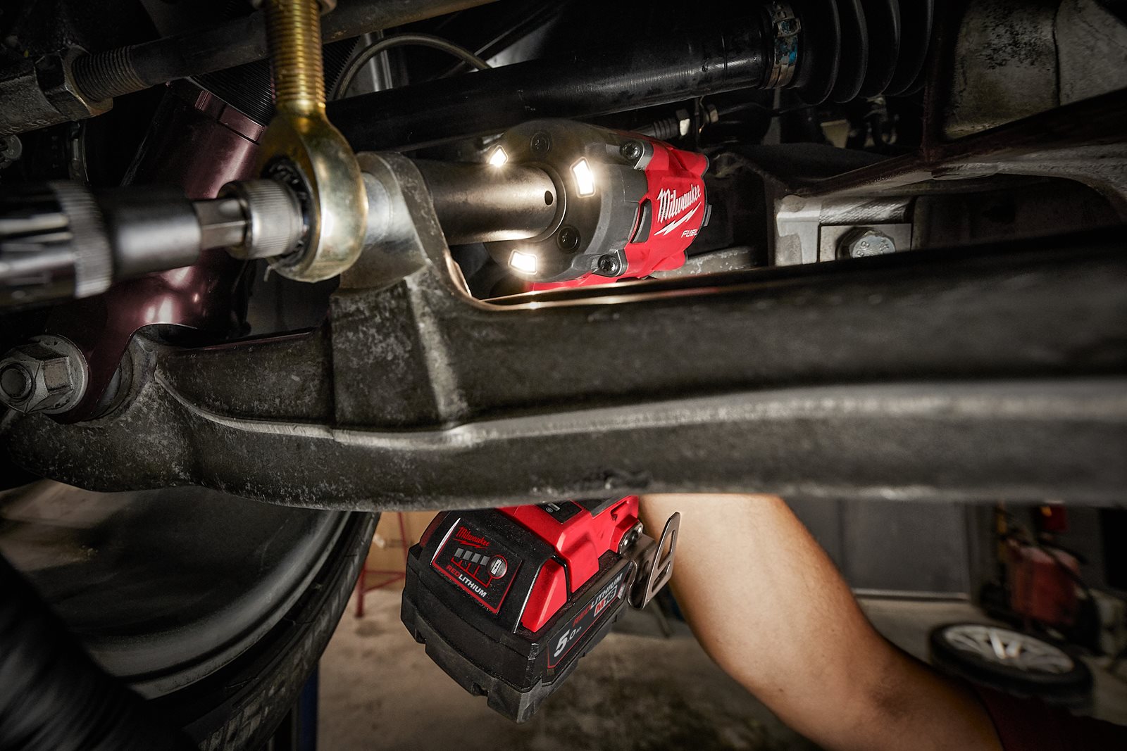 Cheie de impact 1/2" M18 FUEL compactă cu pin de blocare Milwaukee M18 FIW2P12-0X - in utilizare 4