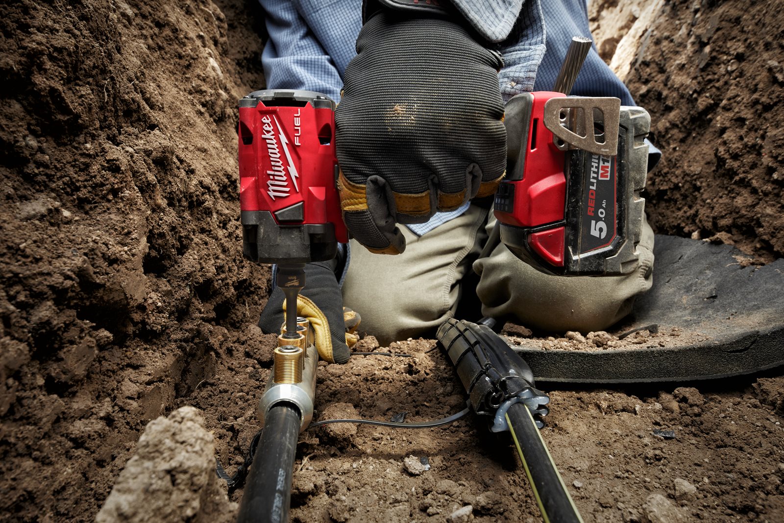 Cheie de impact 1/2" M18 FUEL compactă cu pin de blocare Milwaukee M18 FIW2P12-0X - in utilizare 5
