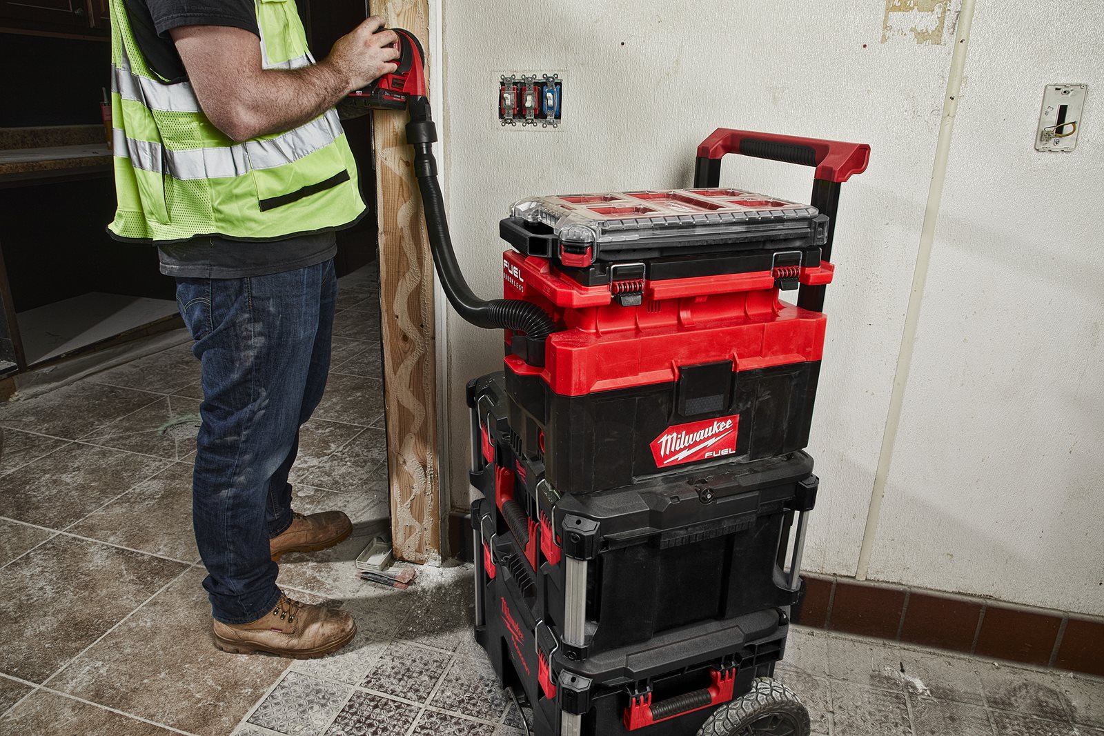 Aspirator umed/uscat M18 FUEL PACKOUT Milwaukee M18 FPOVCL-0 - in utilizare 12