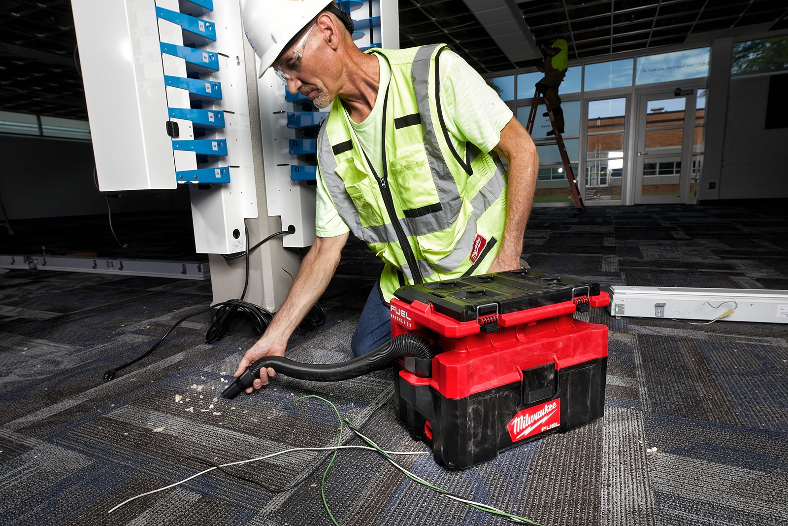 Aspirator umed/uscat M18 FUEL PACKOUT Milwaukee M18 FPOVCL-0 - in utilizare 2