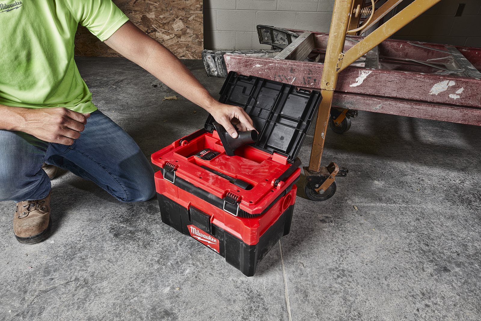 Aspirator umed/uscat M18 FUEL PACKOUT Milwaukee M18 FPOVCL-0 - in utilizare 3