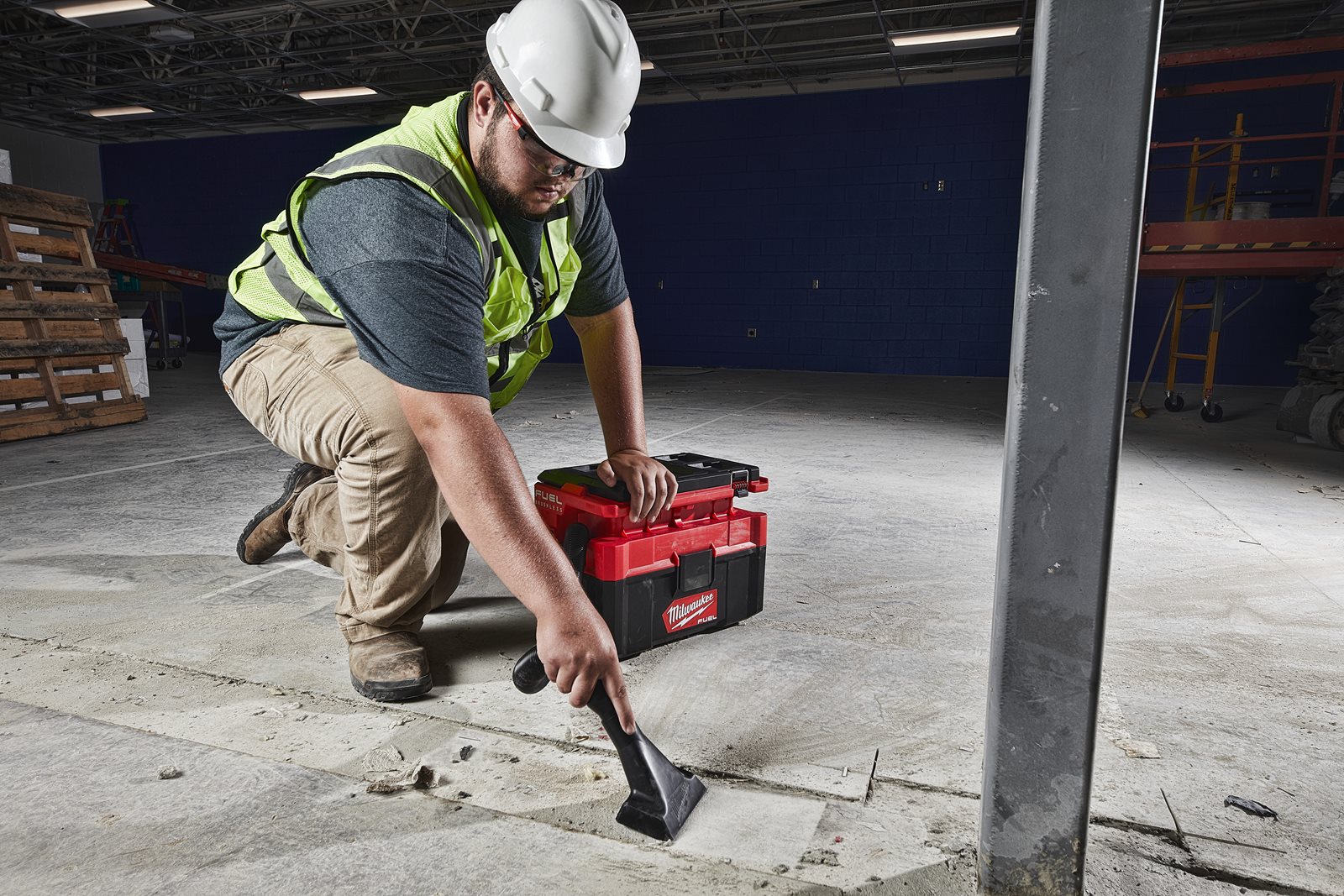 Aspirator umed/uscat M18 FUEL PACKOUT Milwaukee M18 FPOVCL-0 - in utilizare 4