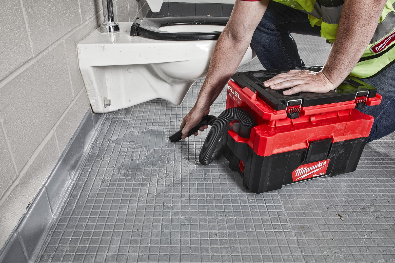 Aspirator umed/uscat M18 FUEL PACKOUT Milwaukee M18 FPOVCL-0 - in utilizare 7