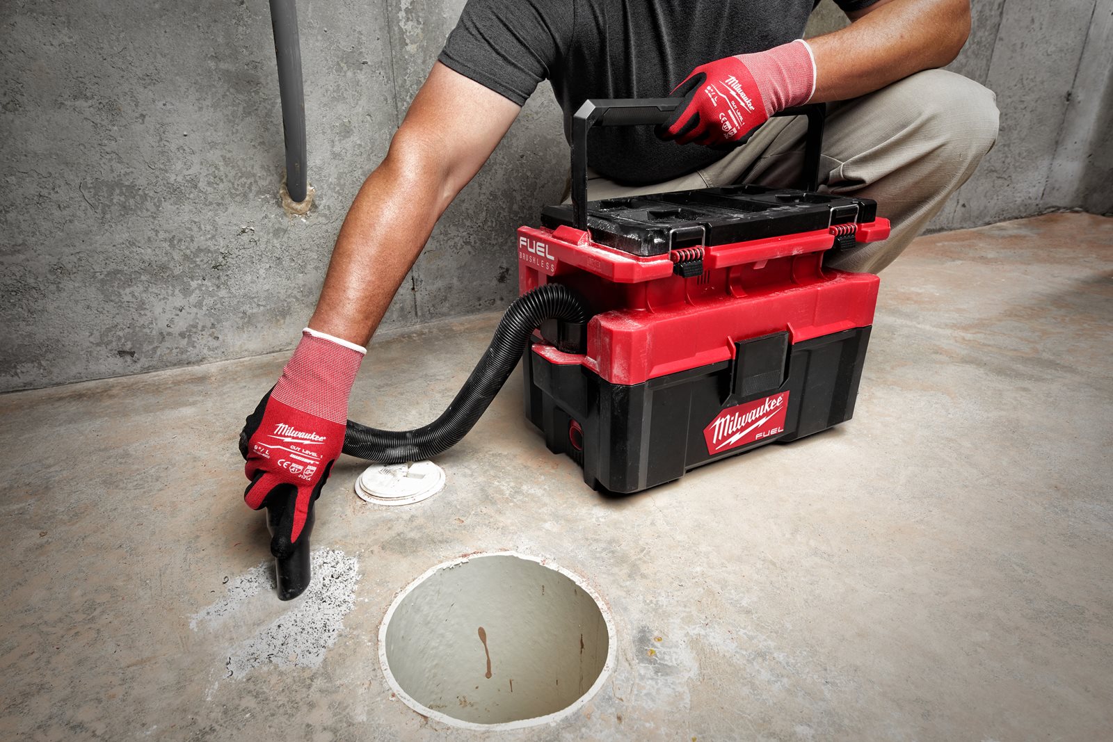 Aspirator umed/uscat M18 FUEL PACKOUT Milwaukee M18 FPOVCL-0 - in utilizare 9
