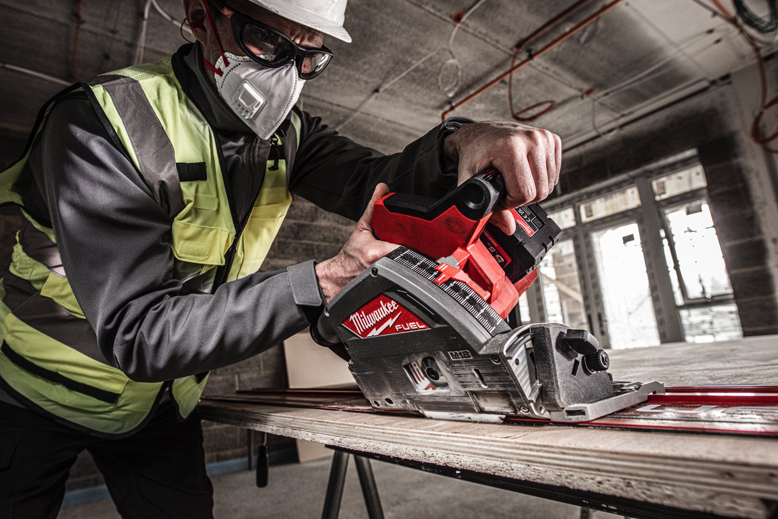 Fierăstrău circular M18 FUEL 55 cm Milwaukee M18 FPS55-0P - in utilizare 1