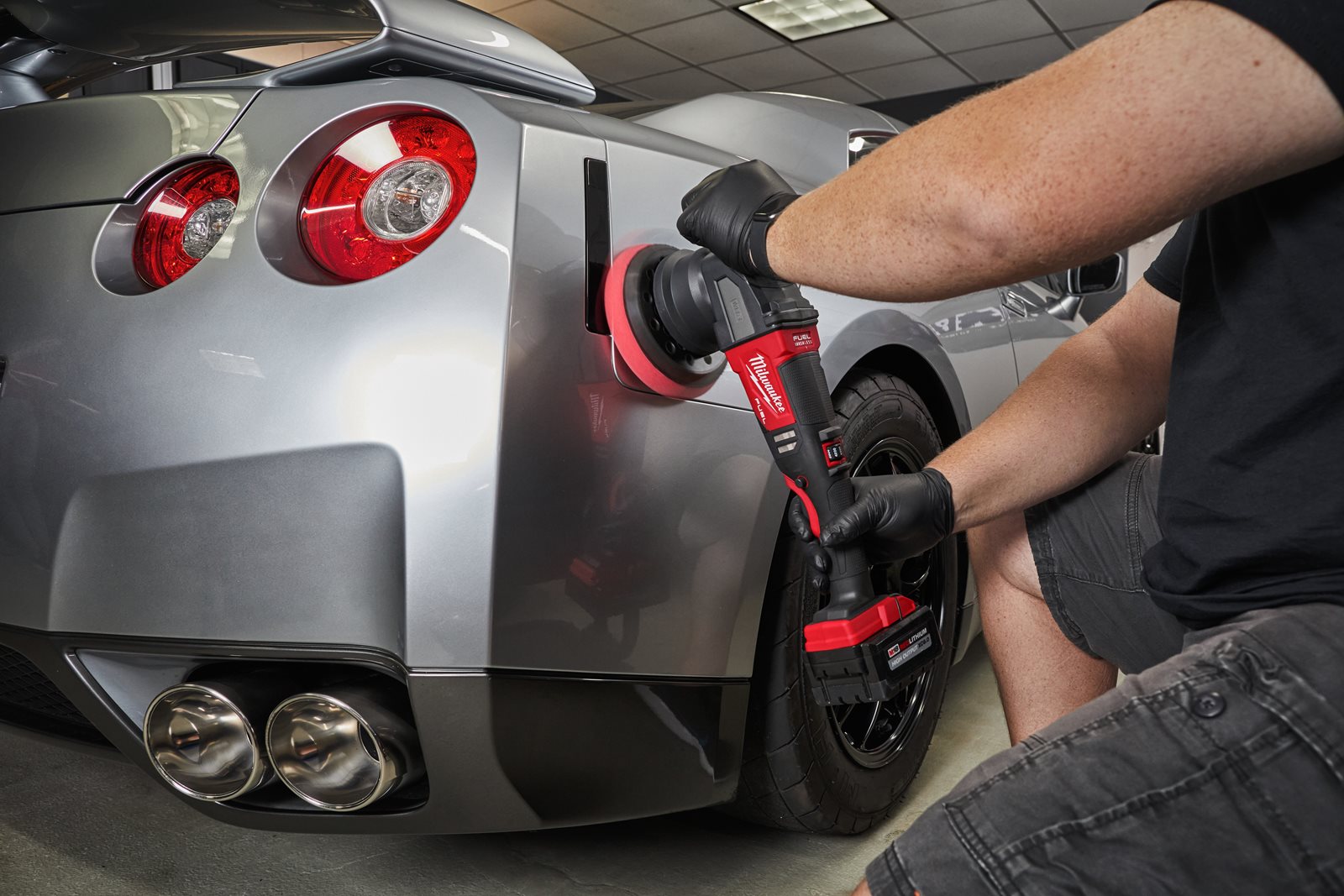 Mașină de polișat orbitală M18 FUEL 15 mm Milwaukee M18 FROP15-0X - in utilizare 11
